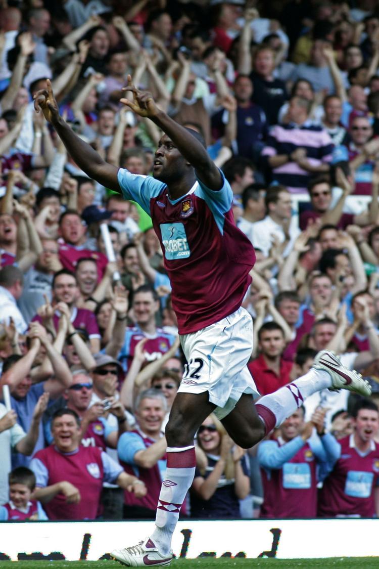 West Hams fans jubler her med angriberen Carlton Cole over en scoring. Men fremtiden er uvis. Krisen har taget hårdt på klubbens islandske ejere. Arkivfoto. 