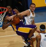 Kobe Bryant (til venstre) bliver tacklet voldsomt og  Linas Kleiza og Denver-holdet havde store vanskeligheder med LA-guarden. 