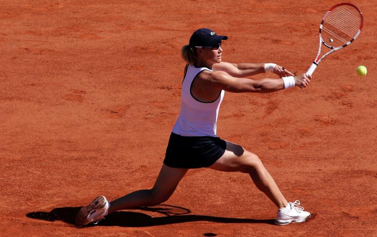Australske Samantha Stosur viste stor modstandskraft i sit opgør med den meget bevægelige russer Jelena Dementijeva og kom videre i Paris. 