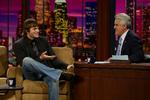 Tv-værten, som seerne kender ham, bag sit skrivebord i The Tonight Show. Her med Ashton Kutcher. Nu får Jay Leno sit eget show, der bærer hans navn. 