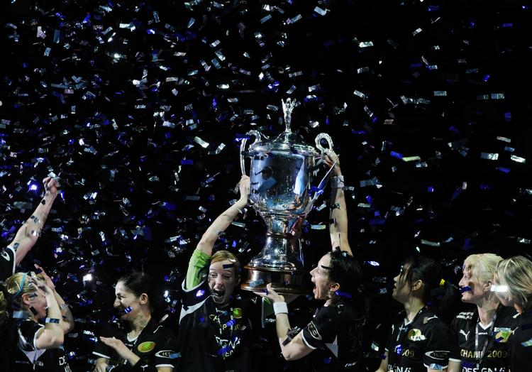 For to uger siden kom Champions League-trofæet i hus. DM-pokalen skal også det kommende år bo i Viborgs klubhus. Arkivfoto. 