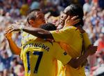 Frank Lampard (tv.) hyldes af Didier Drogba (th.) og Jose Bosingwa efter at have bragt Chelsea foran 2-1. 