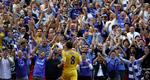Frank Lampard tiljubles af Chelseas tilskuere. 