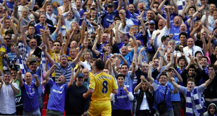Frank Lampard tiljubles af Chelseas tilskuere. 