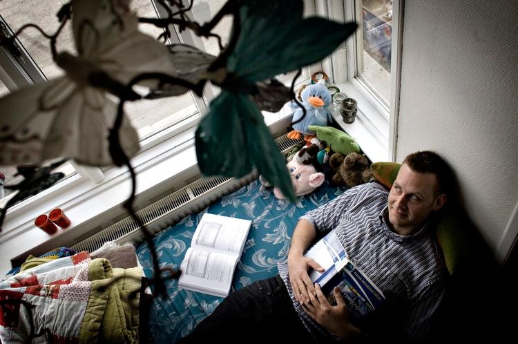 Dan Larsen i sit yndlingslæsehjørne. Om et halvt år er han en af de frafaldne studerende, som blot gik hen og fik en anden uddannelse. 