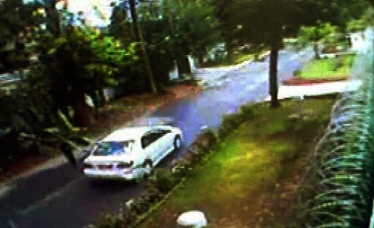Et overvågningsbillede af den hvide Toyota Corolla på vej mod den danske ambassade i Islamabad. Sekunder senere detonerede den saudiarabiske selvmordsbomber i bilen sit sprængstof, der dræbte seks. 