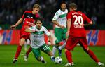 Leverkusens Lukas Sinkiewicz (th.), og Stefan Kiessling (tv.) prøver at toppe Bremens Diego. 