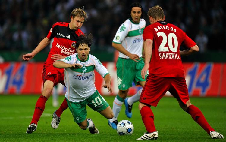 Leverkusens Lukas Sinkiewicz (th.), og Stefan Kiessling (tv.) prøver at toppe Bremens Diego. 
