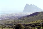 Gibraltarklippen med Gibraltar By. Arkivfoto. 