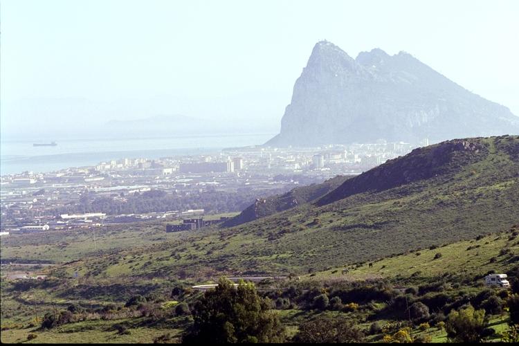 Gibraltarklippen med Gibraltar By. Arkivfoto. 