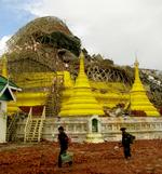 Ruinen af den sammenstyrtede pagode i Myanmark. 
