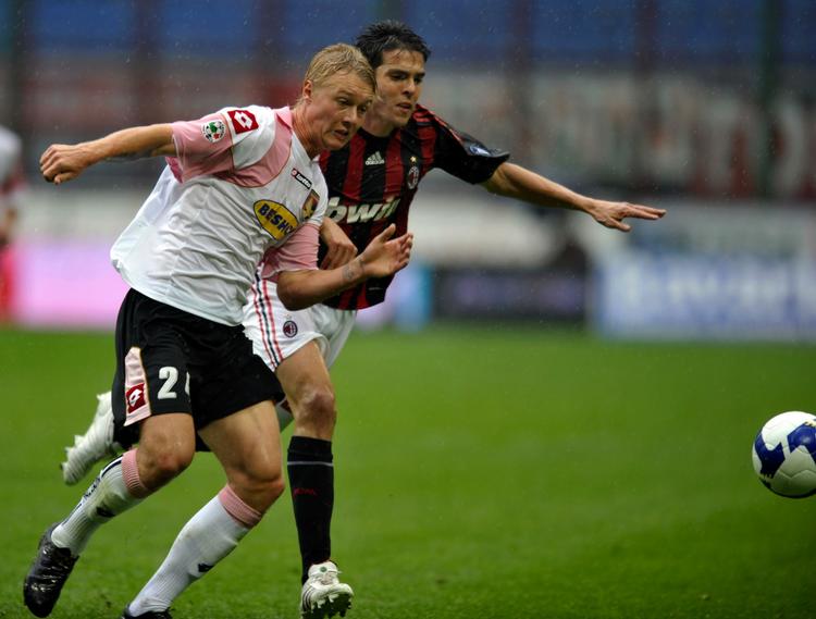 Simon Kjær i kamp med Milans Kaka under en tidligere kamp i Serie A. Arkivfoto. 