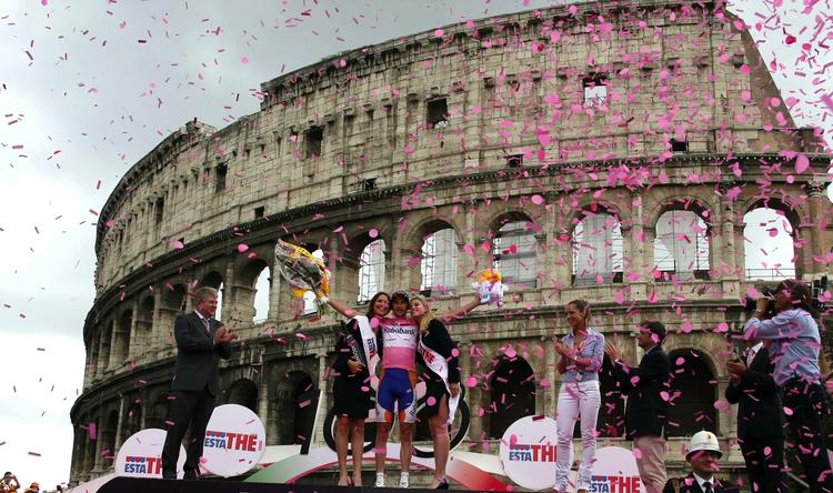Giro-vinder Denis Mentjov på podiet ved Roms Colosseum. 