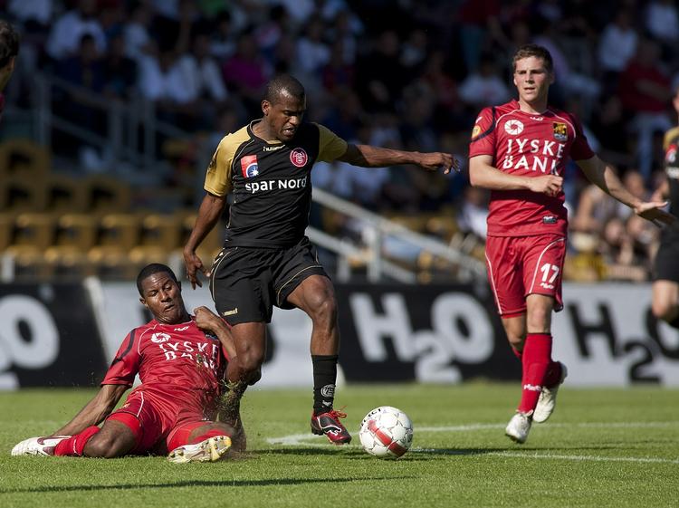 FC Nordsjællands Patrice Bernier tackler AaB's Caca under dagens kamp i Farum. 