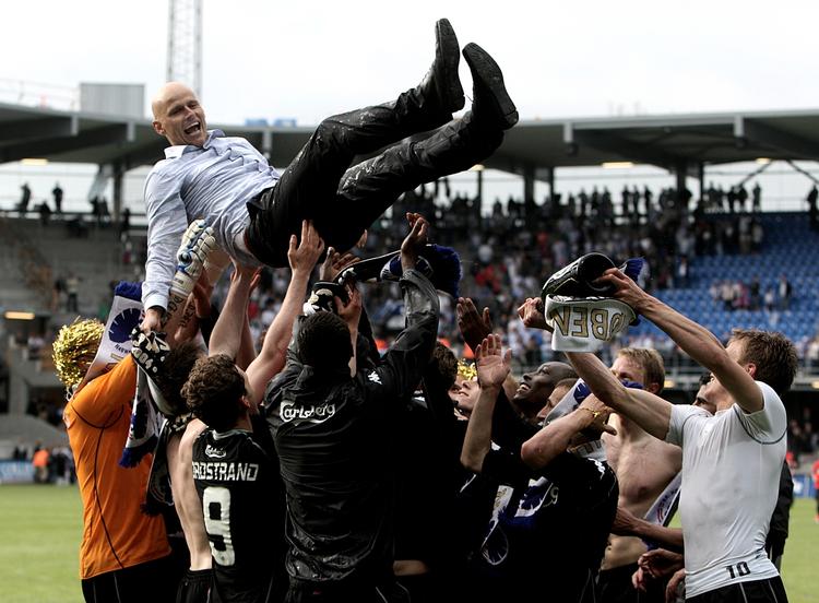 FCK's træner Ståle Solbakken fik sig en lufttur, da mesterskabet var i hus efter sejr over Esbjerg. 