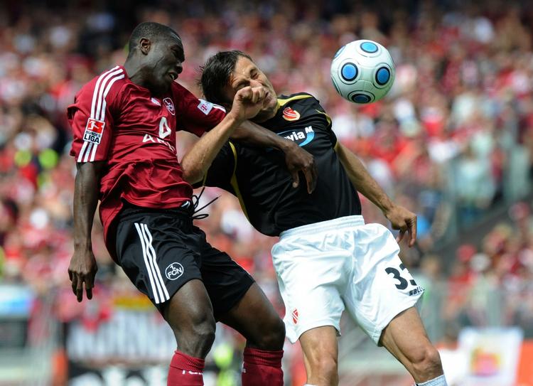 Nürnbergs Isaac Boakye (til venstre) i nærkamp med Cottbus' Mario Cvitanovic. 
