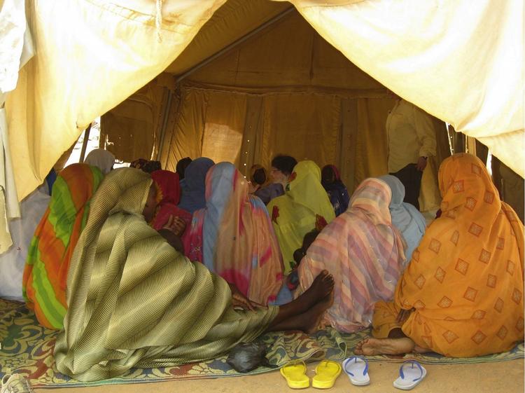 Kvinder fra Darfur sidder til et møde med 'Physicians for Human Rights' i en flygtningelejr i Tchad. Menneskerettighedsgruppen har interviewet 88 kvinder om voldtægt og vold i flygtningelejre i Tchad. 