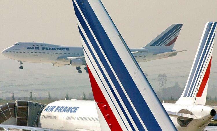 Air France-fly i Charles de Gaulle-lufthavnen i Paris. Arkivfoto. 