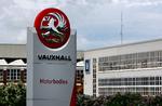 Et Vauxhall-skilt uden for General Motors' fabrik i Luton i England. GM gik i dag i betalingsstandsning. 