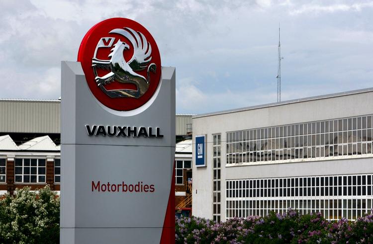Et Vauxhall-skilt uden for General Motors' fabrik i Luton i England. GM gik i dag i betalingsstandsning. 