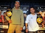 Nikolai Valuev (tv) skulle have bokset mod ubesejrede Ruslan Chagaev i Helsinki, men kampen blev aflyst. Nu beskyldes kæmpen for at flygte fra revanchekampen mod den noget mindre usbeker, som han tidligere har tabt til. Arkivfoto. 