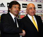 Brasilianske Leonardo (tv) sammen med Milan-præsident Adriano Galliani, da den nye træner blev præsenteret i dag. 