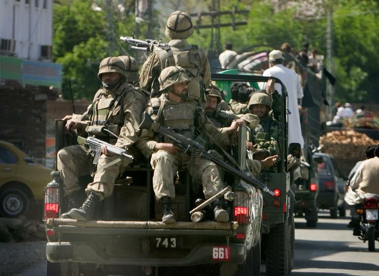 De pakistanske soldater erobrede i lørdags hovedbyen i Swat-dalen, Mingora, tilbage fra Taleban. 