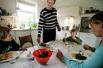 Tjek emballagen, inden du serverer en hollandsk oksecuvette købt i Super Best. Fødevarestyrelsen  tilbagekalder en række produkter på grund af salmonella. Arkivfoto. 