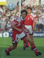 Flemming Povlsen og John Jensen i den legendariske finale i Göteborg for 17 år siden. Arkivfoto. 