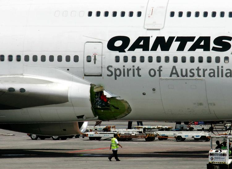 Hul i flyskrog kan være kritiske - især hvis de opstår under uverj. Arkivfoto fra et beskadiget Qantas-fly, hvor der gik hul under en flyvning til Australien. 