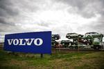 Midt i en tid med historisk lavt bilsalg, lancerer Volvo nu sine planer for hybrid-biler - biler, der både kører på strøm og brændstof. 