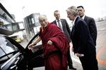 Dalai Lama landede i Kastrup Lufthavn i fredags, og besøgte derefter blandt andre statsminister Lars Løkke Rasmussen. Besøget var af privat karakter, har statsmininisteren fremhævet. 