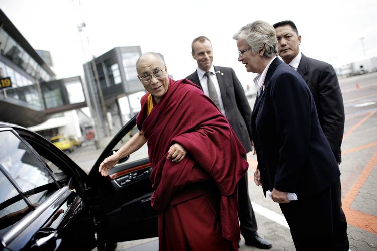 Dalai Lama landede i Kastrup Lufthavn i fredags, og besøgte derefter blandt andre statsminister Lars Løkke Rasmussen. Besøget var af privat karakter, har statsmininisteren fremhævet. 