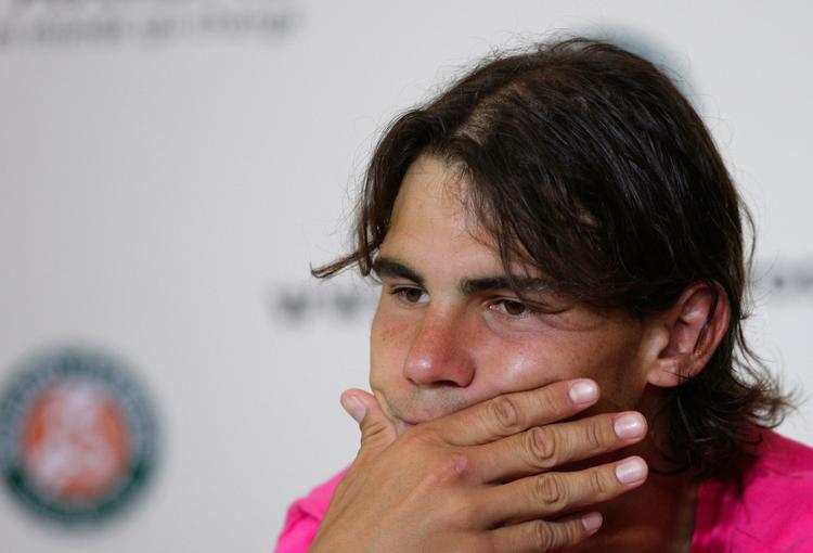 En skuffet Rafael Nadal efter nederlaget mod svenske Robin Söderling, som spanieren tidligere har haft heftige verbale sammenstød med. 