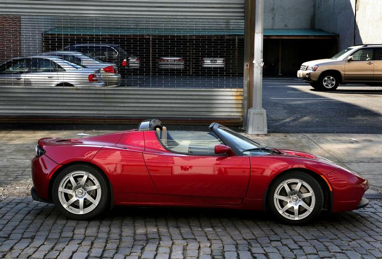 Tesla Roadster viser, at en elbil sagtens kan være fræk og lokkende. Den er til salg allerede nu. Pris ca. 960.000 kroner. 