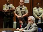 Det var en noget sammenkrympet Phil Spector, der i fredags modtog en dom på fængsel i 19 år til livstid. Ved siden af ham ses hans advokat, Dennis Riordan. Arkivfoto: AP. 