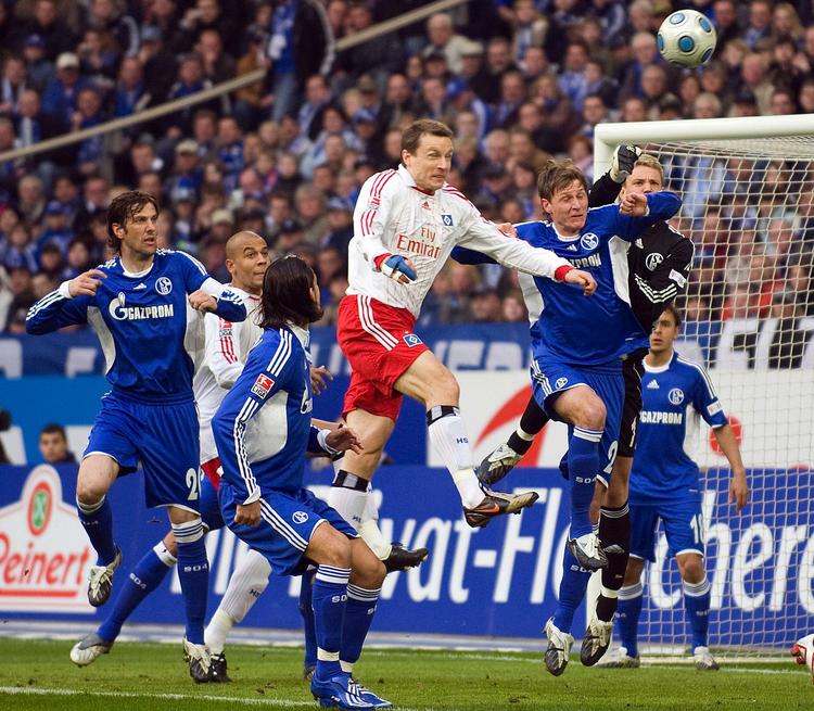 Michael Gravgaard kommer højest i en hovedstødsduel med Schalkes forsvar. Arkivfoto. 