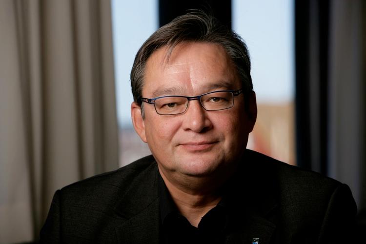 Kuupik Kleist fejrede sejren ved at gribe mikrofonen i Nuuk Hallen og bryde ud i sang. (Arkivfoto) 