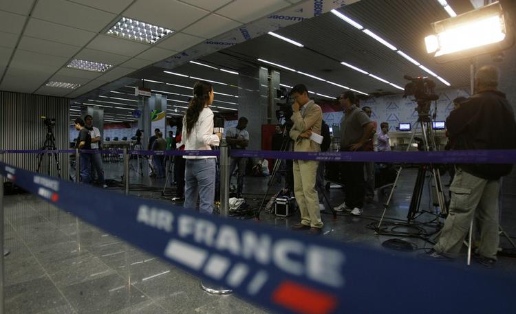 Journalister har taget opstilling i lufthavnen i Rio de Janeiro for at få seneste nyt om det forulykkede Air France-fly. 