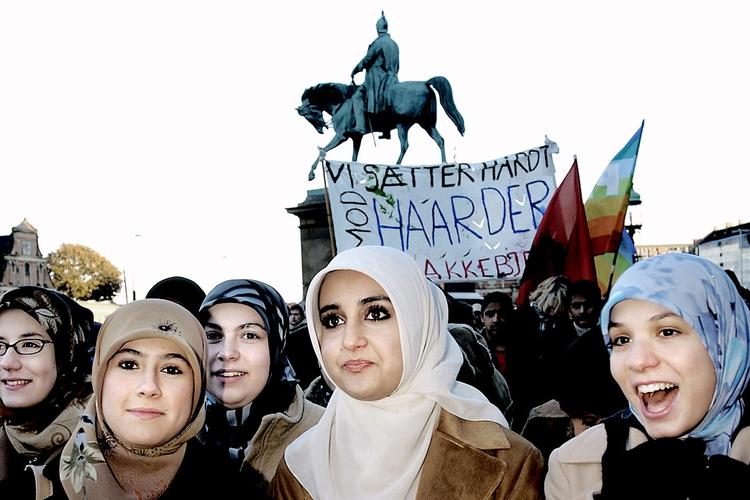 Demonstration foran Christiansborg mod regeringens forslag til familiesammenføring for nogle år siden. Arkivfoto. 