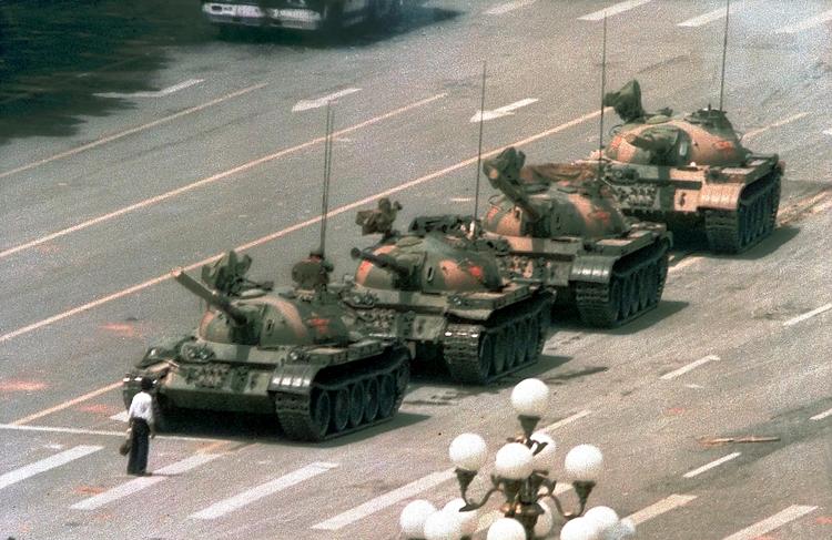 Billedet, der gik hele verden rundt, da kinesiske unge gjorde oprør mod styret på Den Himmelske Freds Plads for 20 år siden. Det er uvist, hvad der skete med manden foran række af tankvogne. 