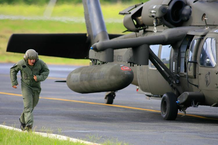 Mandskab fra brasiliansk helikopter, der har deltaget i eftersøgningen af Air Franceflyet. 