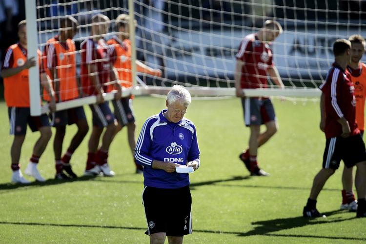 Daniel Agger er stensikker mand i forsvaret, men der er åben kamp om de tre øvrige pladser. Hvem vælger Olsen mod Zlatan og co.? 