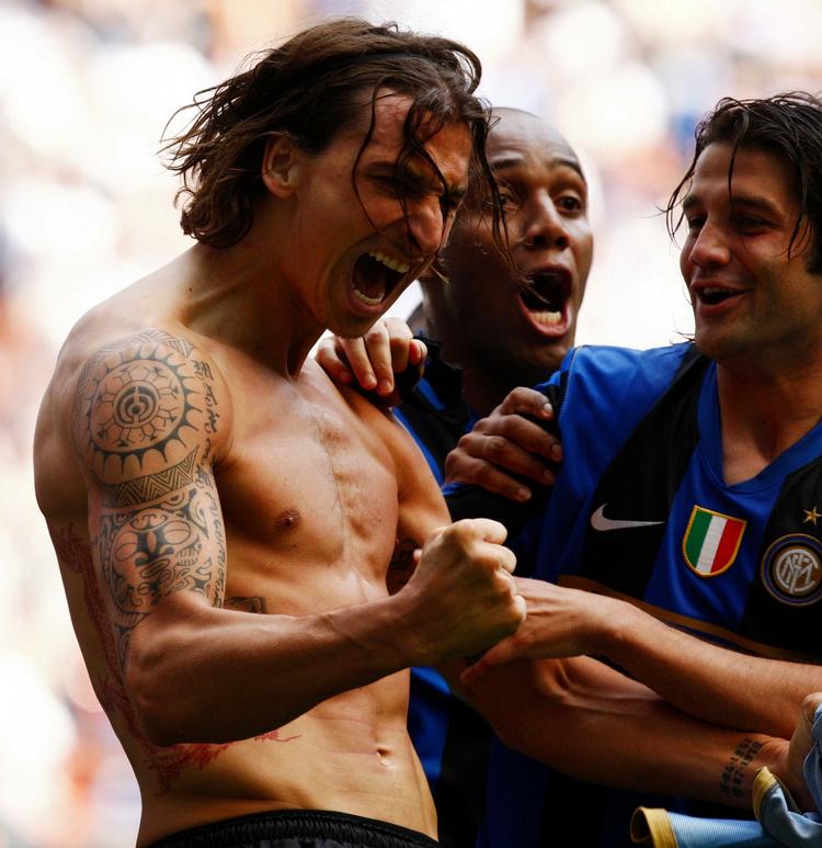 Svenske Zlatan Ibrahimovic jubler her over en af sæsonens sidste scoringer i mesterholdet Inters kamp mod Atalanta 31. maj. Arkivfoto. 