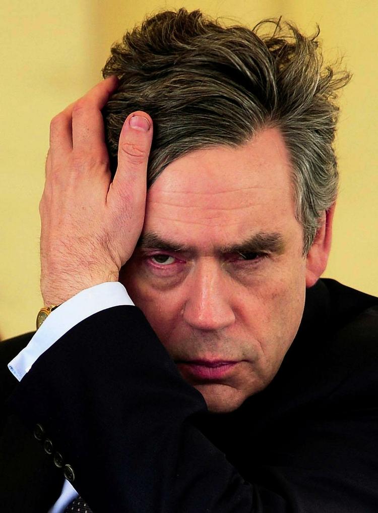 Presset på den britiske premierminister Gordon Brown vokser og vokser. I morgen er der lokalvalg og efterfølgende venter en regeringsrokade. 