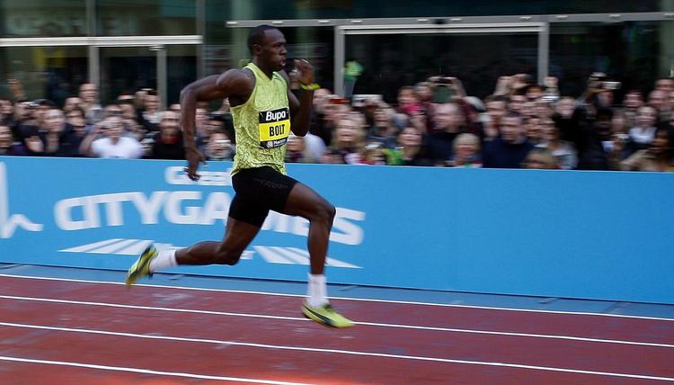 Supersprinteren fra Jamaica, Usain Bolt, kan også løbe hurtigt på 150 meter, selv om det ikke er en olympisk disciplin. Her sætter han rekord på distancen ved et gadeløb i Manchester 17. maj. Arkivfoto. 
