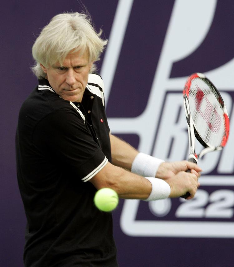 Björn Borg under en showkamp i Thailand i 2008, hvor veteranen mødte den gamle kampfælle John McEnroe. Arkivfoto. 