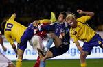 Zlatan (numemr 10) i infight med Thomas Sørensen i 0-0-kampen i Stockholm for små to år siden, hvor den danske målmand stod helt fænomenalt. Arkivfoto. 