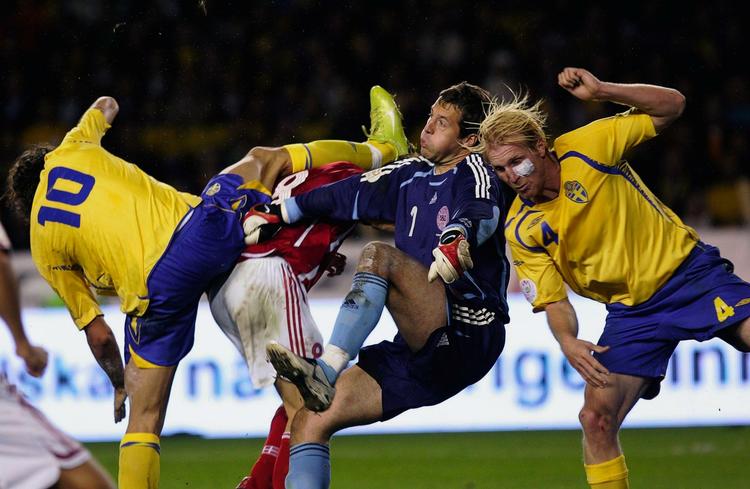 Zlatan (numemr 10) i infight med Thomas Sørensen i 0-0-kampen i Stockholm for små to år siden, hvor den danske målmand stod helt fænomenalt. Arkivfoto. 