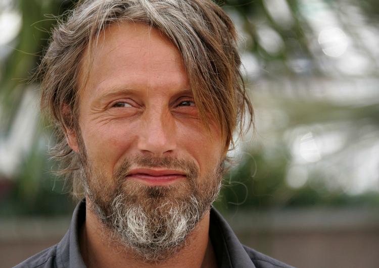 Mads Mikkelsen er bare en i rækken af danske filmstjerner, der scorer eftertragtede internationale filmroller. Her ses han på den røde løber under filmfestivalen i Cannes, hvor filmen 'Coco Chanel &amp; Igor Stravinsky´blev vist som afslutningsfilm. Mikkelsen spiller - naturligvis - den mandlige hovedrolle. Arkivfoto. 